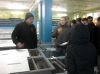 Pan Maksymilian Krzyś oprowadza grupę po wylęgarni.